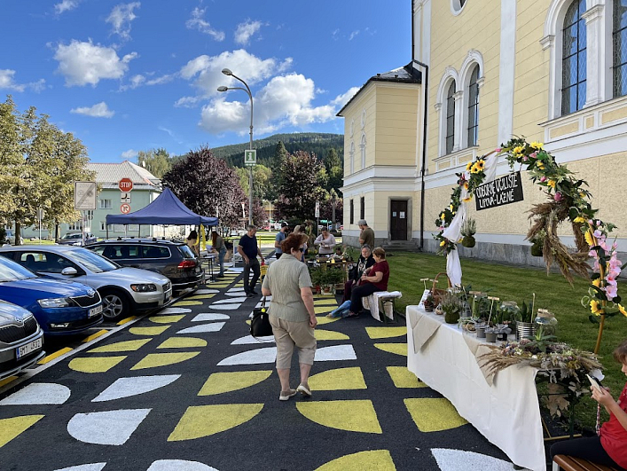 „Dočasné opatření bylo od počátku koncipováno jako ověřovací provoz,“ tvrdí místostarosta Urban k úpravám lokality před kostelem Nanebevzetí Panny Marie v centru Jeseníku