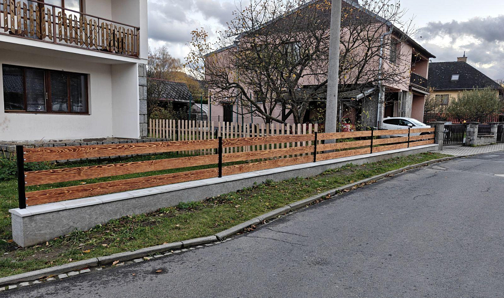 JESENÍK POMOHL OBYVATELŮM S OBNOVOU PLOTŮ PO POVODNI. PŘISPĚLA NADACE VIA